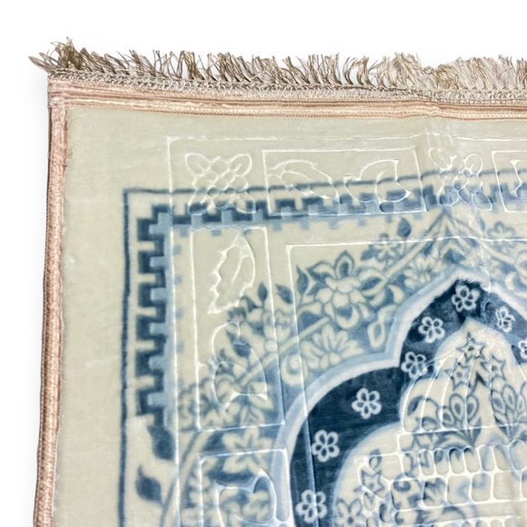 Comfort for Islamic Worship: Soft, Non-Slip Prayer Rug - Picture 7 of 7